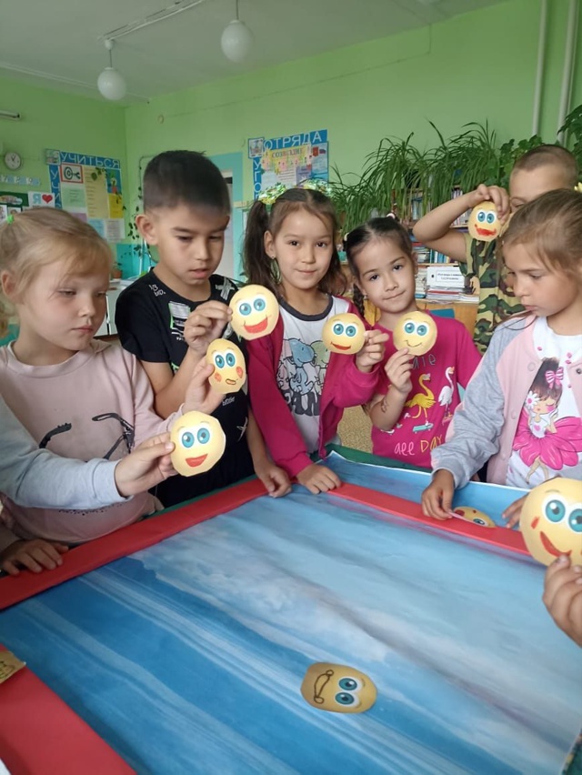 20 июня в пришкольном лагере прошла акция «Поделись улыбкою своей…»..