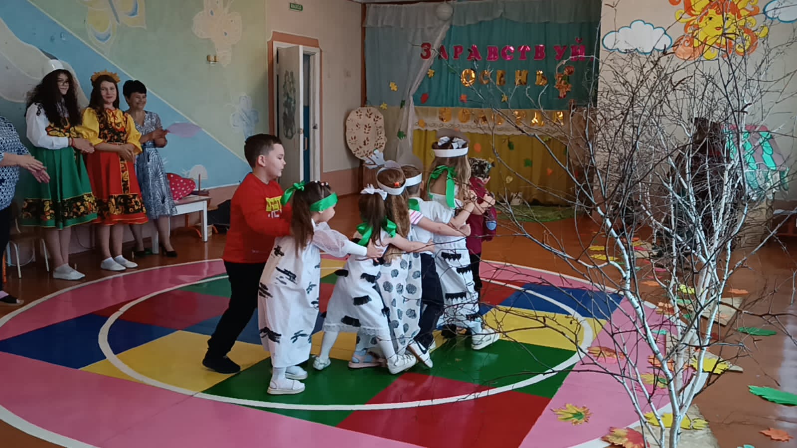Сегодня у воспитанников прошел осенний бал « Здравствуй, Осень золотая!».