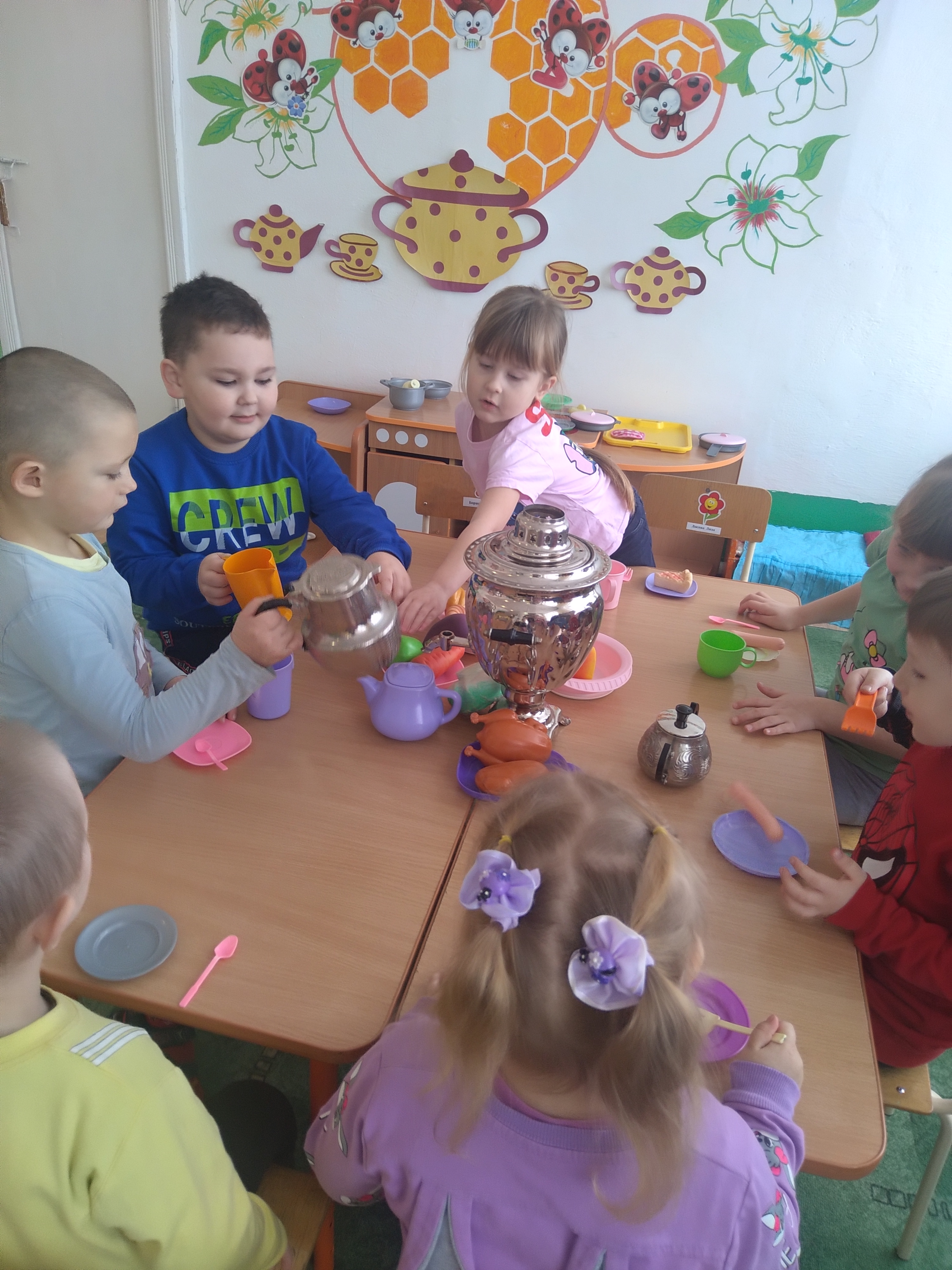 Ребенок любит ходить с родителями в гости и приглашать к себе друзей..