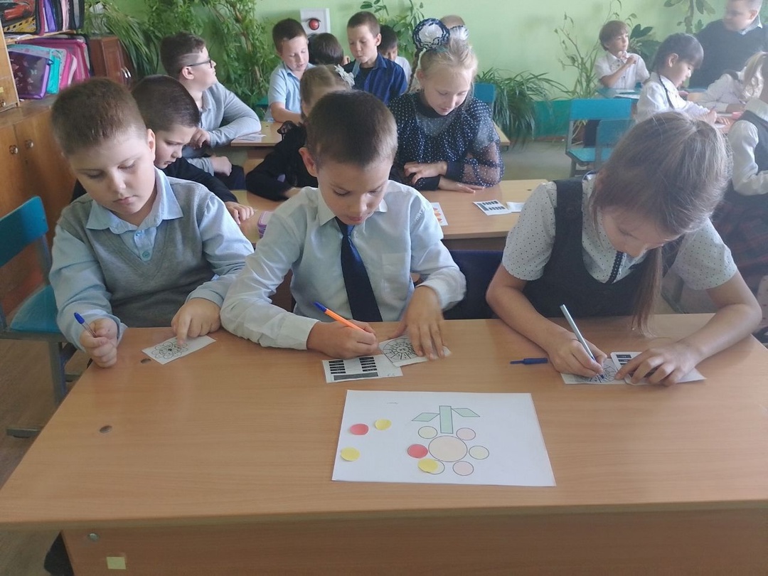 Седьмого октября  в Глинкинской школе для ребят 1-4 классов проведены внеурочные занятия в рамках  Дня единых действий «Откроем формулу цветка».